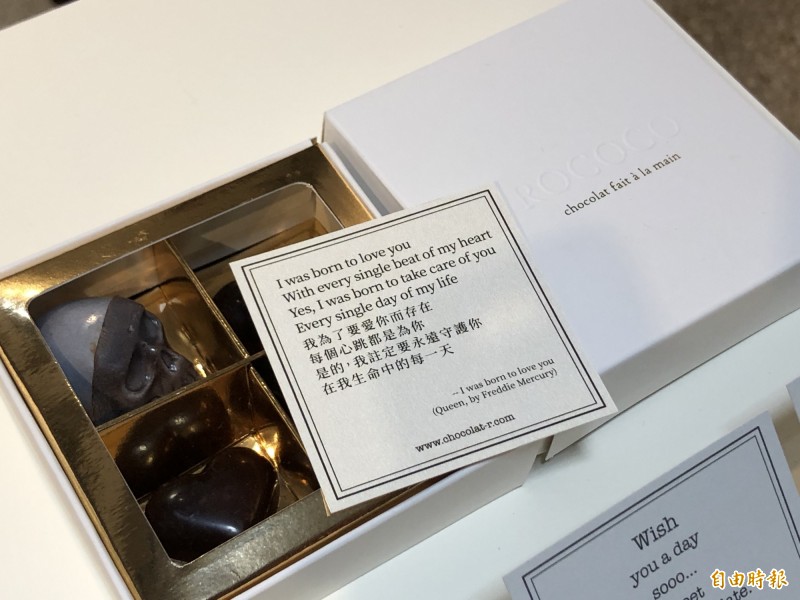 透過宇萌AR技術，打開巧克力的那張簡短說明，其實就蘊含著通往巧克力旅程的連結密碼。（記者陳炳宏攝）