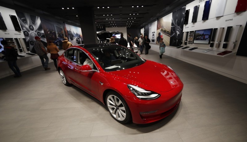 馬斯克證實平價版Model 3本月投入量產。(美聯社資料照)