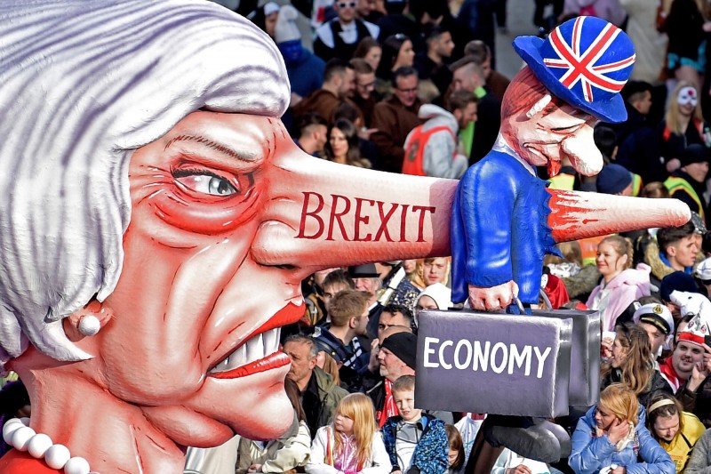 英國脫歐恐重擊經濟,日本駐英國大使也警告,如果硬脫歐可能性增加,將會有更多日本企業撤離英國。(圖為脫歐抗議現場,歐新社)