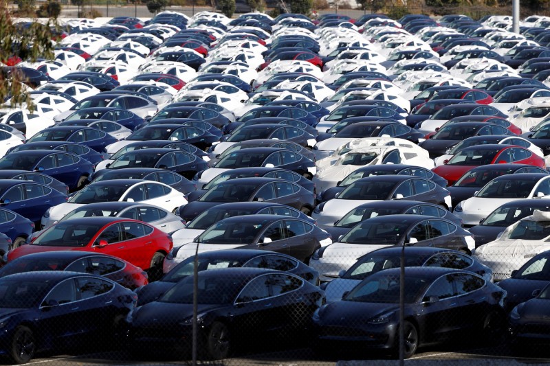 日前特斯拉送往中國的1600輛Model 3,由於車輛標識錯誤等違規問題,已遭中國海關扣押。(路透)