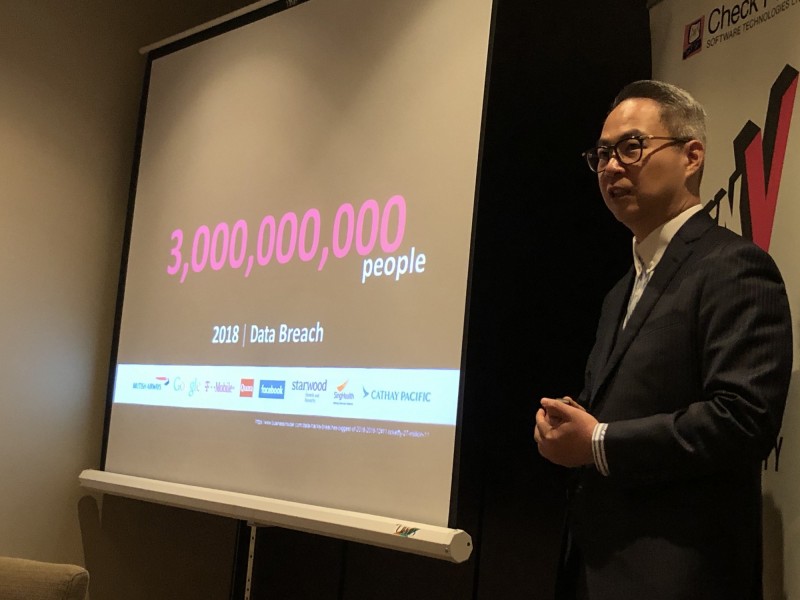 商Check Point 7日在台公布《2019年網路安全報告》，台灣區總經理劉基章指出，去年全球共有超過30億人，暴露在資安風險中。（記者陳炳宏攝）