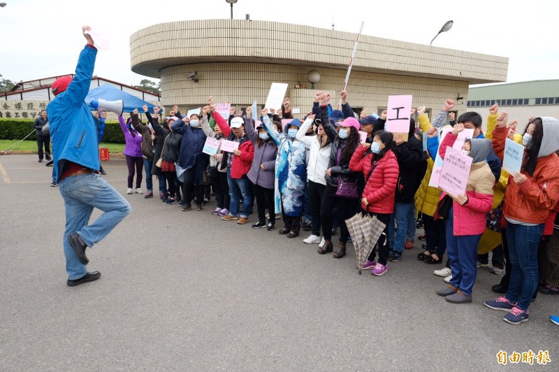 潤泰楊梅廠將歇業，員工在楊梅廠外高舉「總裁救救勞工」標語，呼籲集團總裁尹衍樑能出面救救他們。（記者李容萍攝）