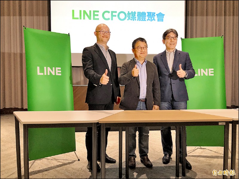 LINE台灣昨正式宣布LINE Bank純網銀的董事長由LINE集團財務長黃仁埈（中）兼任。（記者陳炳宏攝）