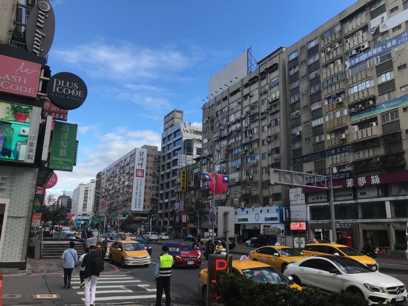 網購、大型商場夾擊 街邊店商圈情景堪憂