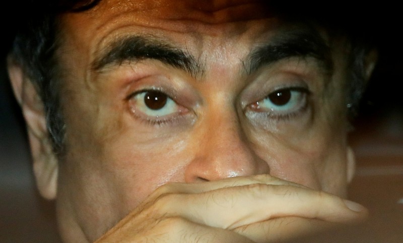 日產汽車前董事長高恩(Carlos Ghosn,圖中)因涉違法短報薪資被捕,但高恩對此稱,自己被捕並遭起訴,是日產部份高層的「陰謀與背叛」,高恩也於2日在推特上透露,將於本月11日舉行說明真相的記者會。(路透)