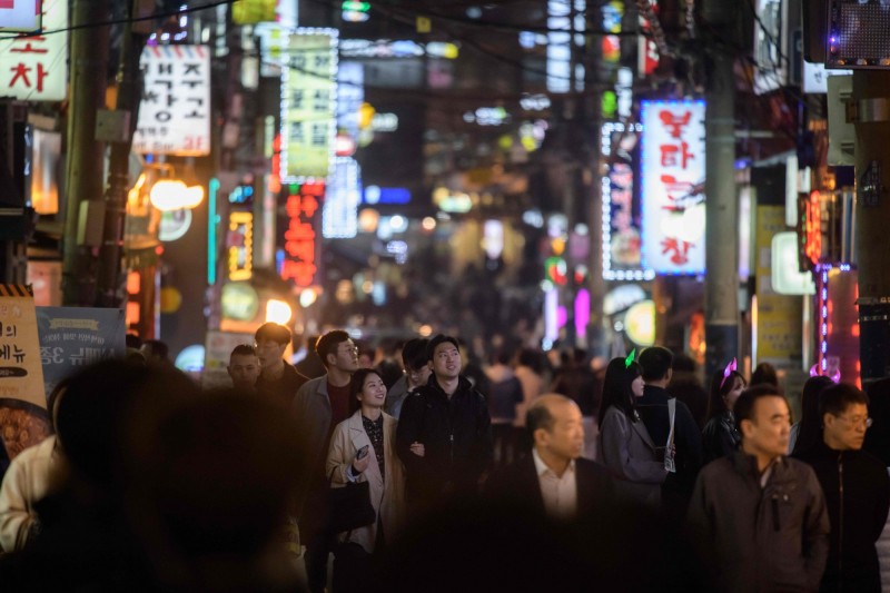 南韓政府去年7月實施1週52小時工時，希望大企業為填補勞力增加就業崗位，但南韓統計廳3月底數據顯示，南韓員工人數超過300人的大企業，其今年2月的就業總人數和去年6月相比，減少了10.6萬人。圖為南韓首爾街頭。（法新社）