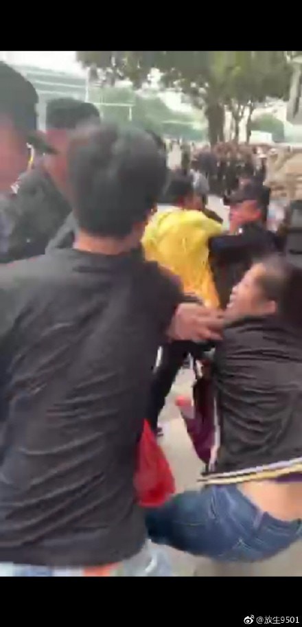 中國P2P網貸平台再爆倒閉潮，逾千受害投資人東莞抗議，逾200人被警方逮捕。（圖擷取自網路）