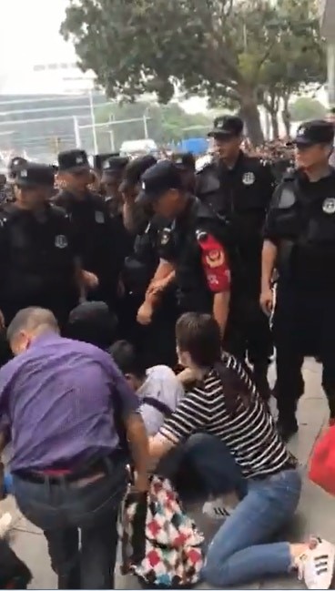中國P2P網貸平台再爆倒閉潮，逾千受害投資人東莞抗議，逾200人被警方逮捕。（圖擷取自網路）