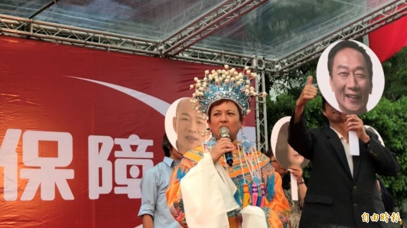 五一勞工大遊行演出行動劇「媽祖叫恁不通擱眠夢」，嘲諷檯面上有意願參選總統的政治人物們。（記者李雅雯攝）