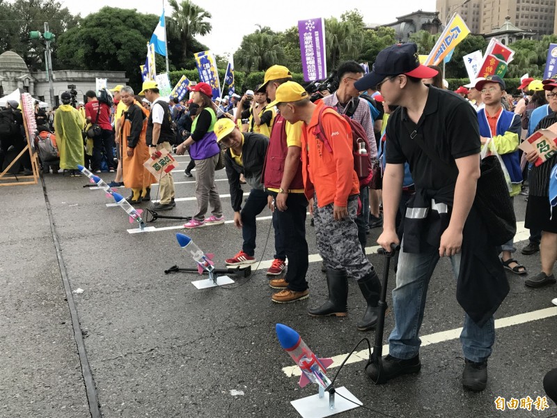 五一勞工大遊行最後向總統府方向發射水火箭。（記者李雅雯攝）