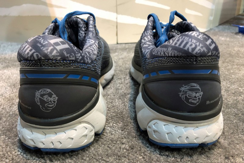 圖為特別版Brooks Ghost 11跑鞋，以巴菲特與波克夏副董事長孟格為主題。（路透）