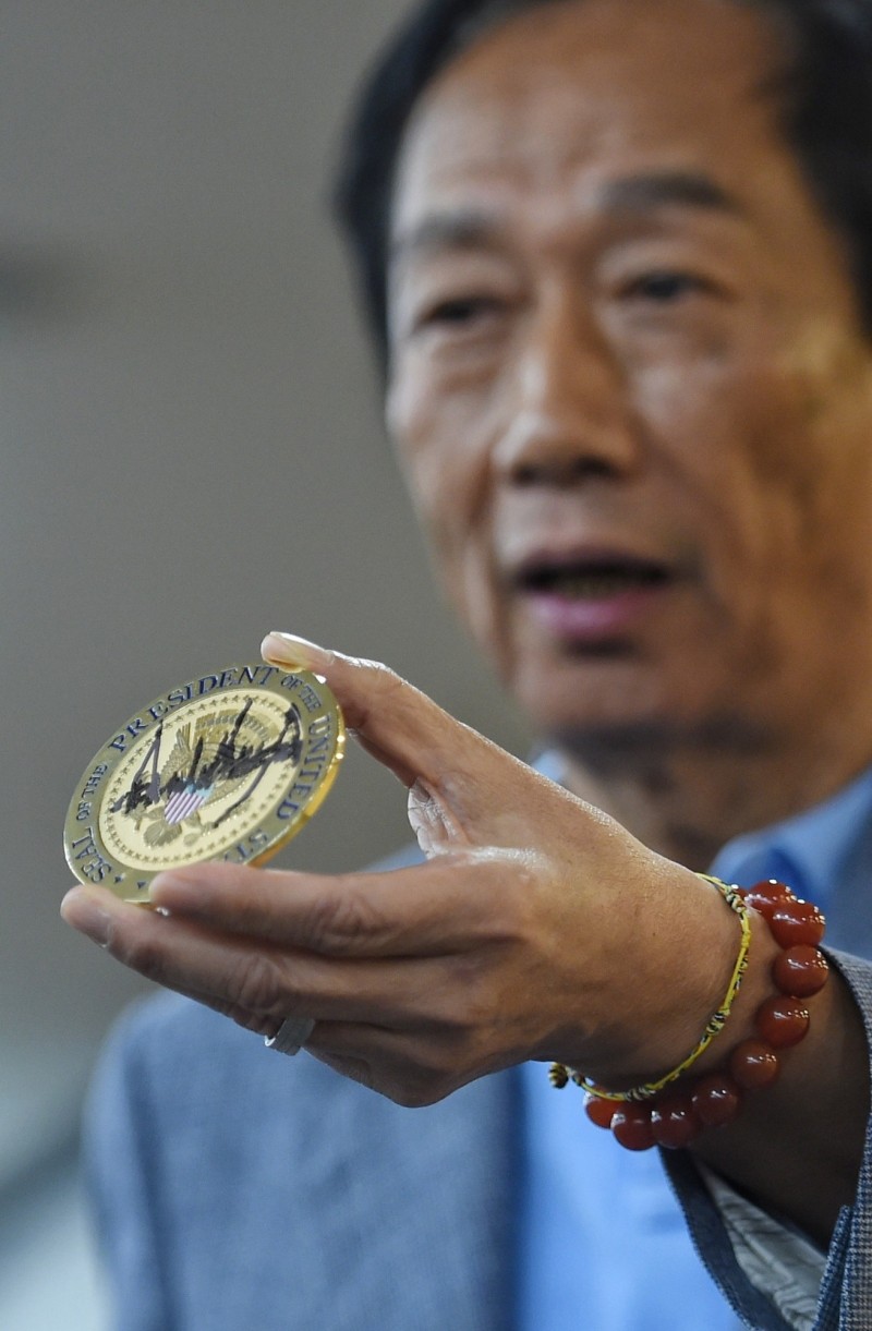 鴻海董事長郭台銘6日舉行美國行返台記者會，除報告美國行成果外，並出示美國總統贈送的簽名紀念品。圖為川普簽名的封蠟章。（記者劉信德攝）