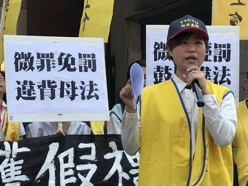 桃園市產業總工會秘書長葉瑾瑜問勞動部何謂違法情節輕微。（記者李雅雯攝）