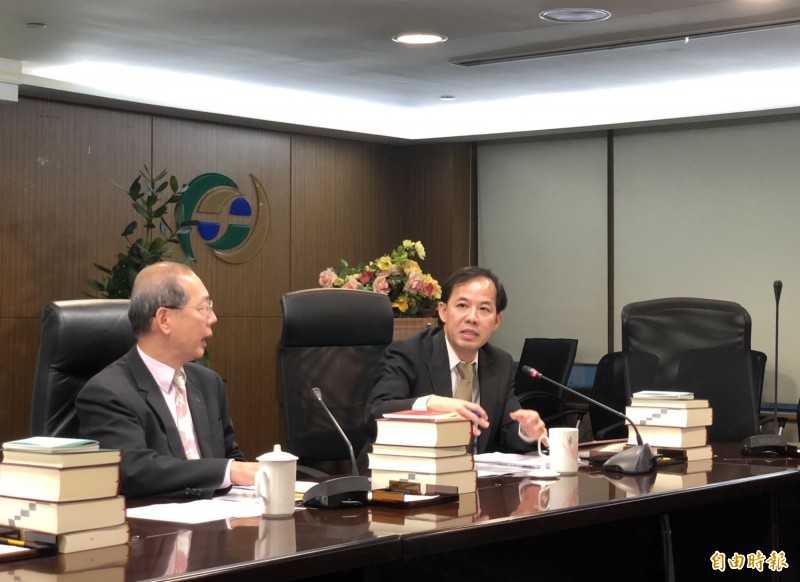 美中貿易戰將牽動金融業在海外市場的風險,金管會強調,將密切關注後續影響及發展。圖為證期局副局長張振山(右)(記者王孟倫攝)