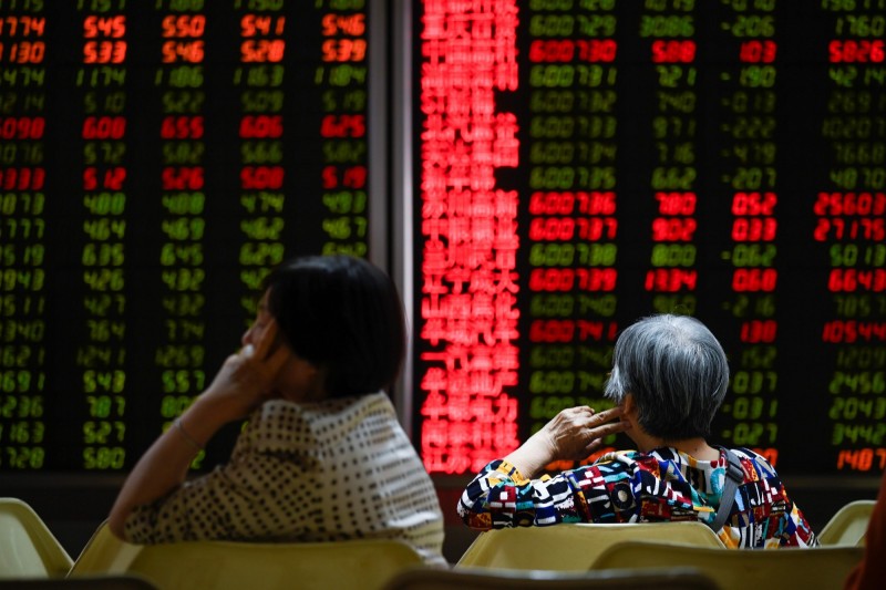 中國股市今天遭遇「黑色星期五」，在外資持續流出的情況下，上證指數收盤重挫2.5%。（法新社資料照）