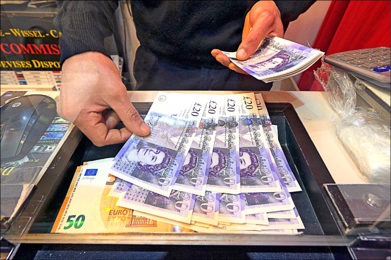 英國脫歐公投後，英鎊大幅貶值，反吸引外國資金湧入。
（彭博）