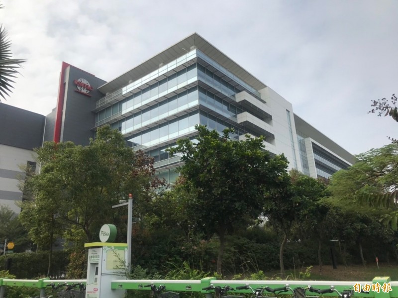 台積電今年規劃總產能以12吋晶圓計共達1200萬片,若排開來長達3600公里,足足可繞台灣3圈。(記者洪友芳攝)