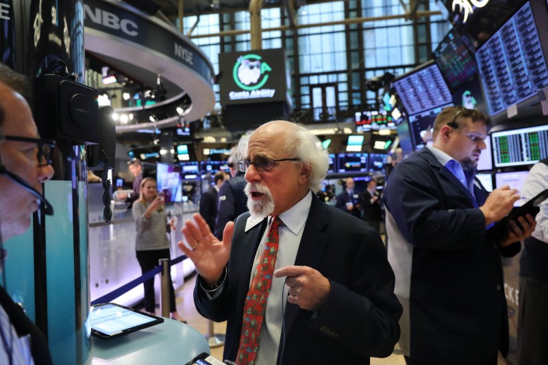 美國總統川普與中國有關的貿易關係講話,安撫了部分投資人的不安情緒,24日美國股市3大指數上漲,費城半導體指數仍微幅下跌。(法新社)