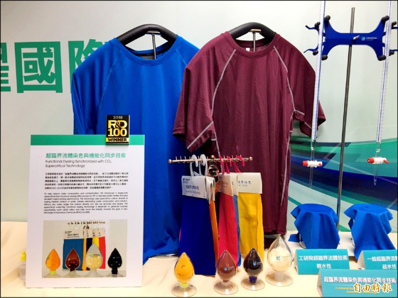 台灣紡織業升級科技紡織，需要跨領域新血加入，紡拓會首度號召60家紡織企業於6月1日在世貿3館舉辦「科技紡織徵才博覽會」，會中有超過500個職缺、人力需求超過1500人。（資料照，記者洪友芳攝）