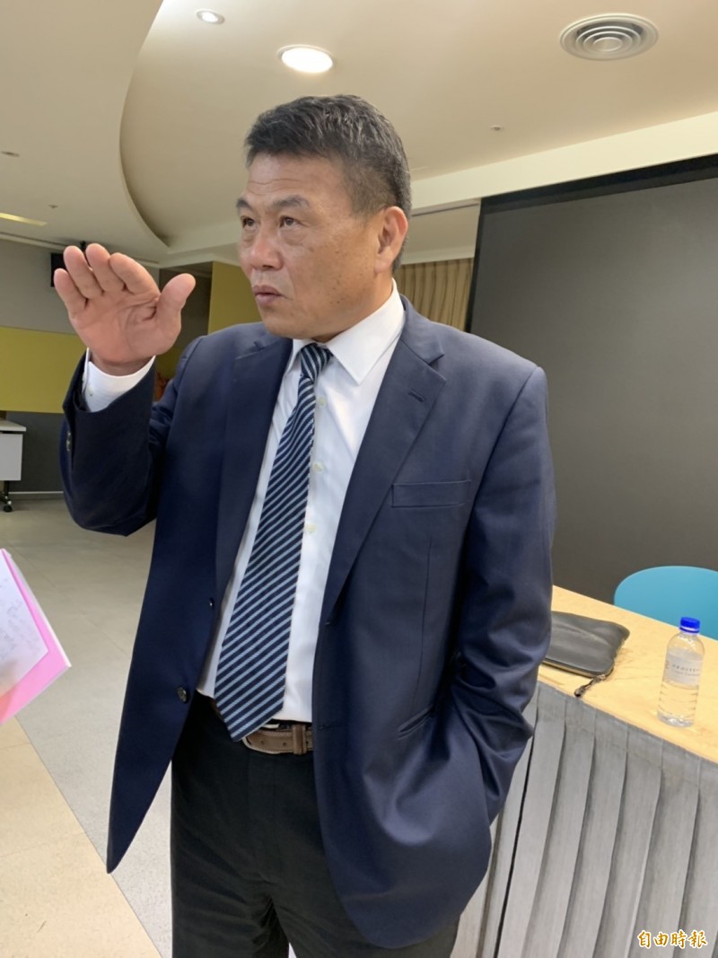 崇友總經理游本立指出，雖退出中國市場但營收獲利仍可維持去年水準。（記者林菁樺攝）