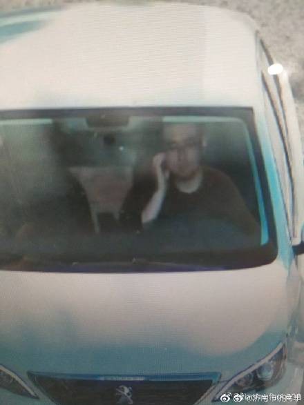 中國山東劉姓男子開車隨手抓臉,卻被監視攝影機誤認為講手機,而遭開罰。(圖片取自濟南市濟南事微博)