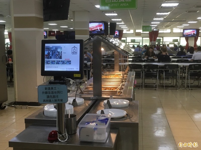 鴻海的員工餐廳刷臉取餐。（記者陳柔蓁攝）