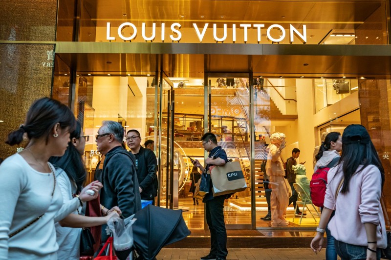 美中貿易戰中，精品品牌路易威登（Louis Vuitton）似乎頂住衝擊，LV首席財務官Jean-Jacques Guiony曾指出，近幾個月，中國消費者呈現國內精品消費量多於國外的趨勢，而LV執行長Michael Burke也曾表示，該品牌在中國的銷售，正經歷「前所未聞的增長」。（彭博）