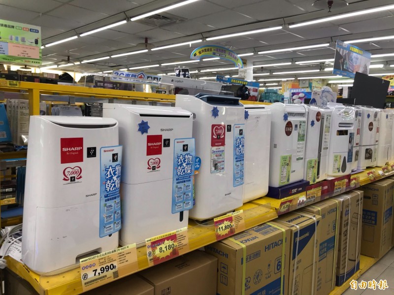 貨物稅條例將在6月15日上路,在修法生效2年內,購買能源效率第1、2級的電冰箱、冷暖氣機或除濕機,可申請退還貨物稅,每台退稅金額最高新台幣2000元。(資料照)