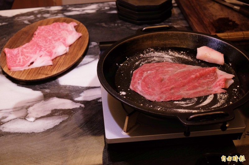 樂軒松阪亭是全台首家推出正宗關西風壽喜燒的餐廳，是在鍋內灑上糖後煎來製作。（記者鄭景懋攝）