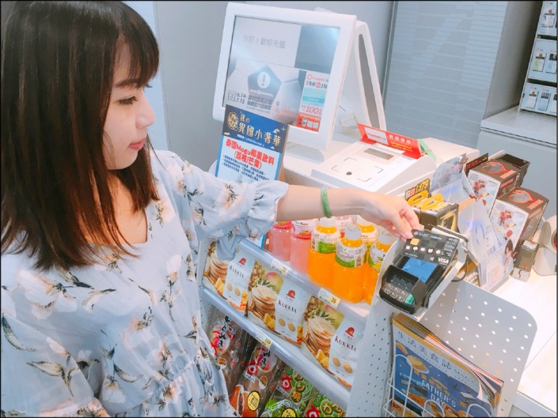 根據統計，今年五月信用卡簽帳金額達二六七九億元，不僅較去年同月成長六．七％，也創下歷年同月最高。金管會表示，國人選擇信用卡消費逐漸普及、銀行業積極拓展業務，使得刷卡金額年年成長。（業者提供）