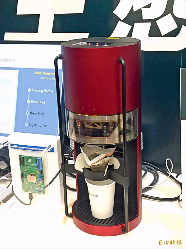 聯發科與微軟攜手合作的一款物聯網安控晶片，協助一家新創公司應用在咖啡機上。（記者洪友芳攝）