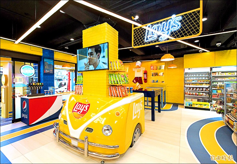 7-ELEVEN「Lay’s樂事」品牌聯名店則打破框架，呈現輕鬆休閒美式運動風格。（記者楊雅民攝）