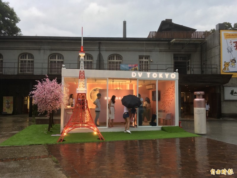 DV TOKYO華山快閃店以櫻花為主題。（記者陳柔蓁攝）