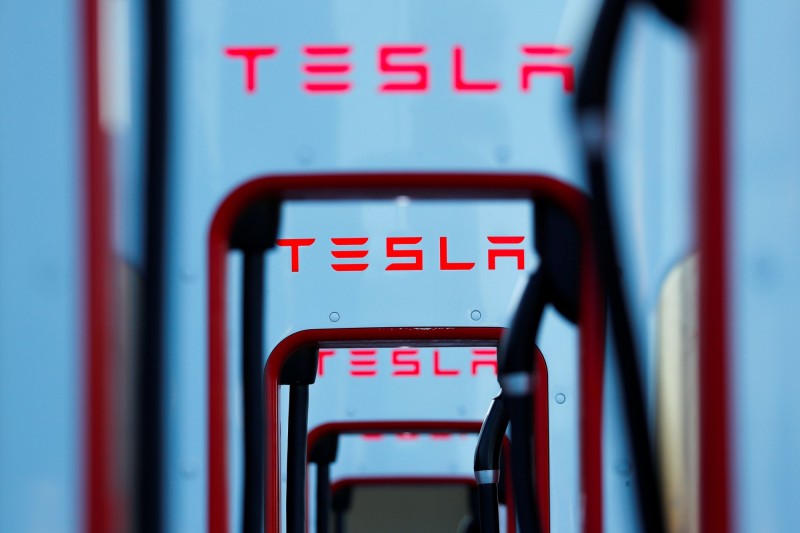 美國電動車大廠特斯拉尋求聯手蘋果公司,在1件訴訟中,對前中國籍工程師竊取智慧財產案定罪。(路透)