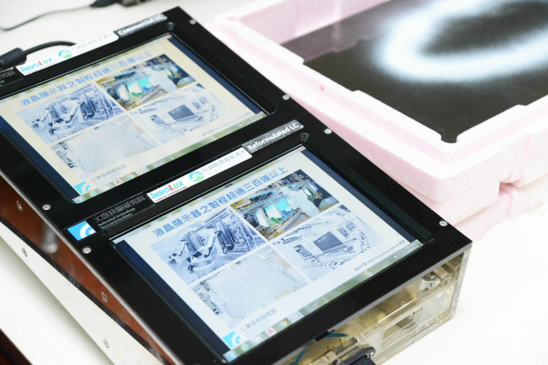利用「廢液晶面板再利用處理系統」萃取出來的液晶所做出來的顯示器色彩效果，與市面成品相比不分上下。（圖片由工研院提供）