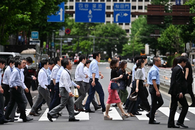 日本已實施限制對南韓出口半導體材料，並計畫擴大限制範圍，也擬將南韓排除於貿易優惠待遇「白名單」，據經濟產業省收集的數千份公眾意見，約有9成以上都表示「贊成」日本的計畫。圖為東京街頭。（法新社）