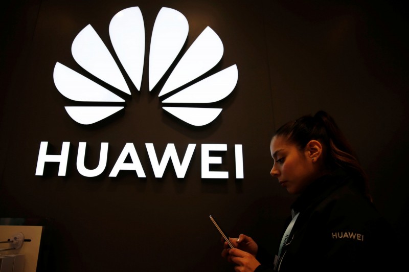 英國因中國通信廠華為(Huawei)是否參與該國5G建設一事,交雜在美國與中國之間。(路透)