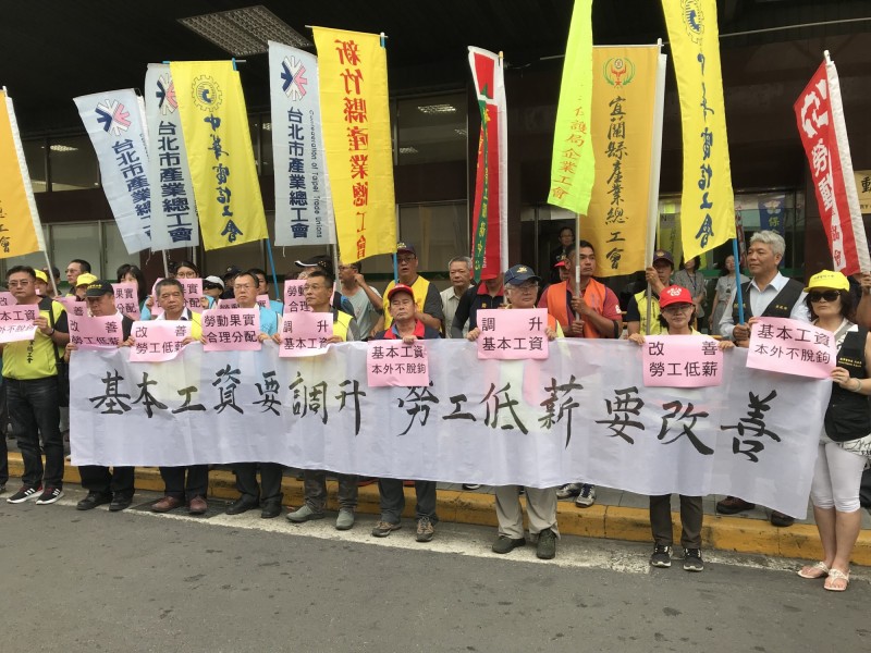 「團結工聯」到勞動部前表達調漲基本工資的訴求。（記者李雅雯攝）