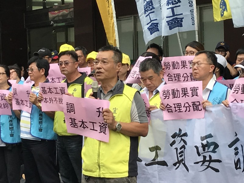 宜蘭縣產業總工會理事長呂學民（持麥克風者）籲雇主「拿出良心來」，調升基本工資才能改善勞工低薪處境。（記者李雅雯攝）