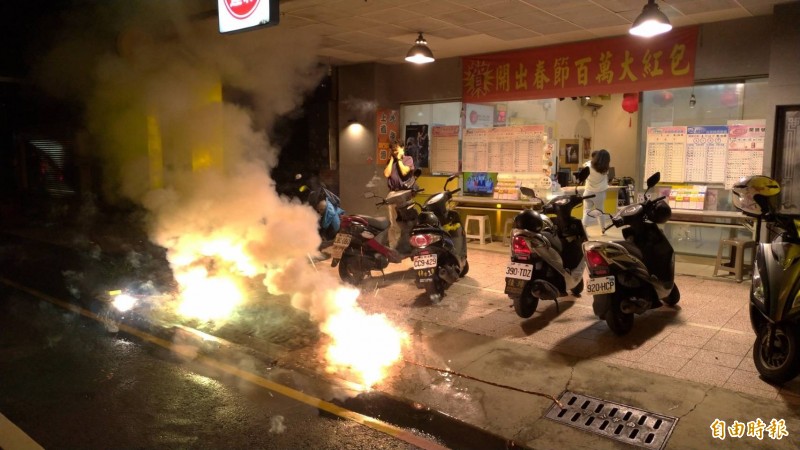 開出威力彩頭獎的店家老闆龐仲凱(左)開心地與妻小抱在一起。(記者王俊忠攝)
