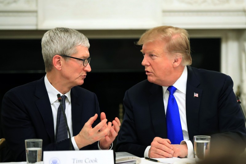 川普週五發佈推文,表示與蘋果執行長庫克(Tim Cook)共享晚餐,並指出蘋果將在美國砸大錢投資。(美聯社)