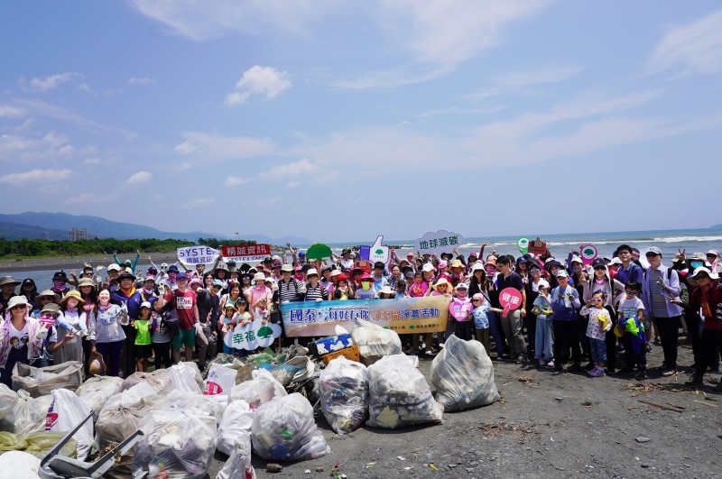 剷除海廢垃圾大家一起來 !國泰攜手蘭博淨灘