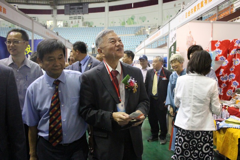 經濟部長沈榮津（中）今天上午出席由彰化縣中小企協會在彰化縣立體育館舉辦中小企業產品博覽會活動。（記者張聰秋攝）