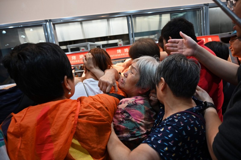 美國著名量販店「Costco」中國首家分店落腳上海閔行，開幕首日人潮洶湧，民眾瘋搶商品。（法新社）