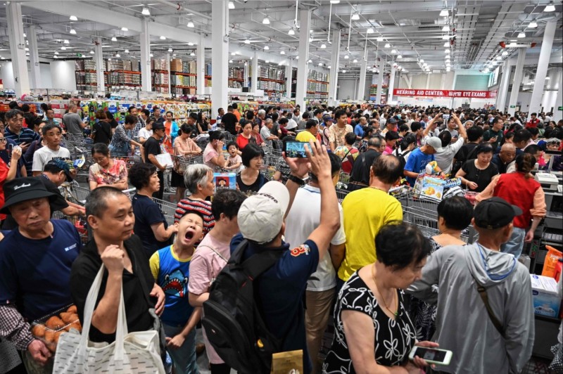 Costco中國首家分店落腳上海閔行，開幕首日人潮洶湧。（法新社）