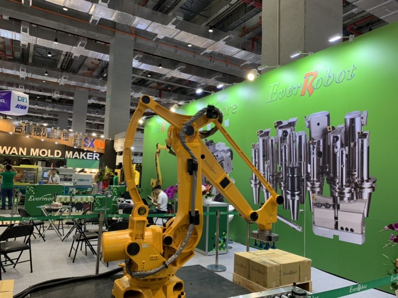 機械、工具機產業受貿易戰衝擊,無薪假情況嚴峻,公會喊話勞動部提逾百億元就業安定基金救火。圖為台北國際自動化大展廠商展出機械手臂。(記者林菁樺攝)