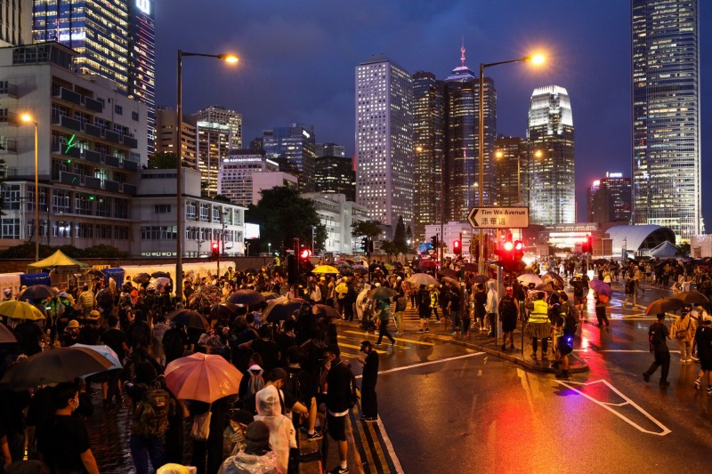 香港「反送中」示威行動持續升溫,除了旅遊業之外,香港零售業也遭受重挫。(彭博)