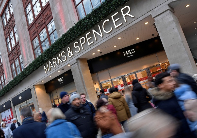 英國擁有135年歷史的老牌百貨「馬莎百貨」(Marks & Spencer,圖中)為英國富時100指數的創始成員,但隨著英國零售業衰退,以及網路零售和快時尚競爭,馬莎百貨於今日(4)退出該指數。(路透)