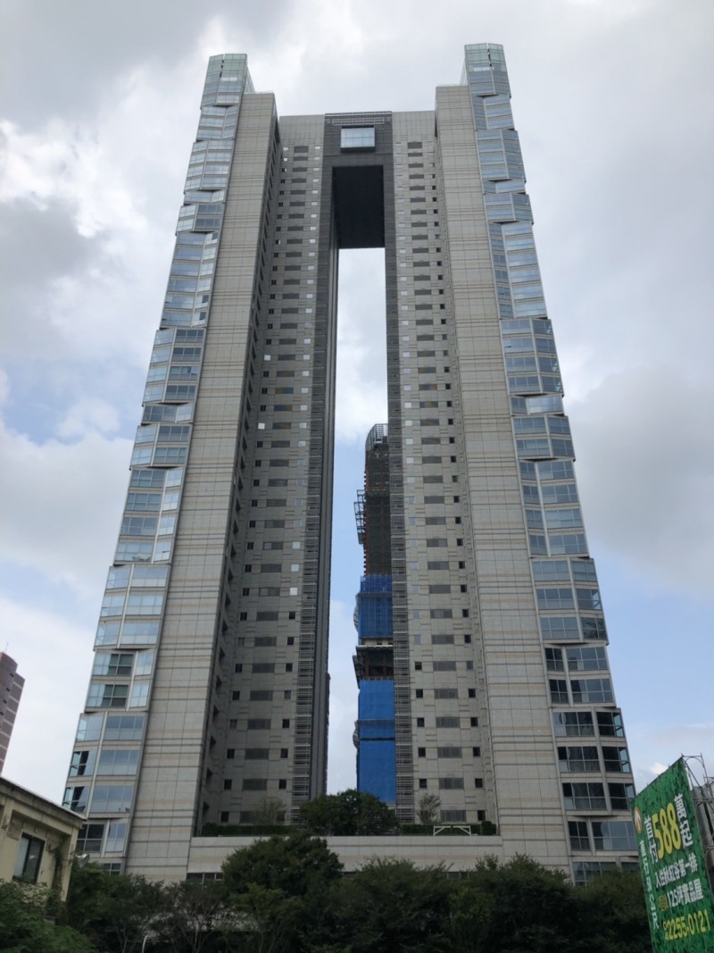 6月，「寶輝秋紅谷」27樓揭露兩戶，其中1戶總價近1.25億元；另1戶總價1.15億餘元，買家是在中國展店的咖啡連鎖品牌的大股東。（記者徐義平攝）