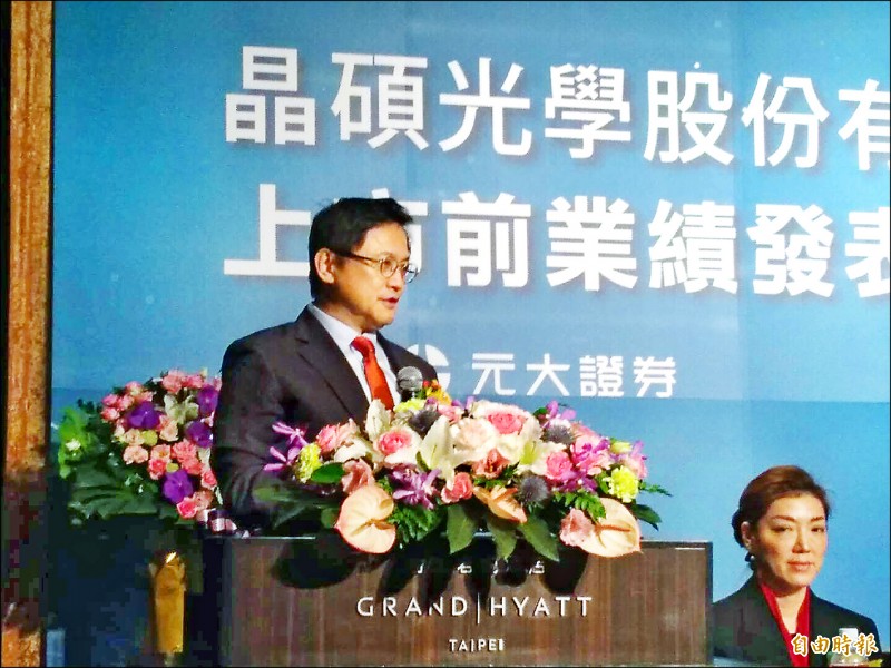 晶碩董事長童子賢表示，隱形眼鏡是一個高門檻的產業，晶碩目前已有一點成績，希望未來能邁向全球最大的隱形眼鏡代工廠。（記者陳永吉攝）